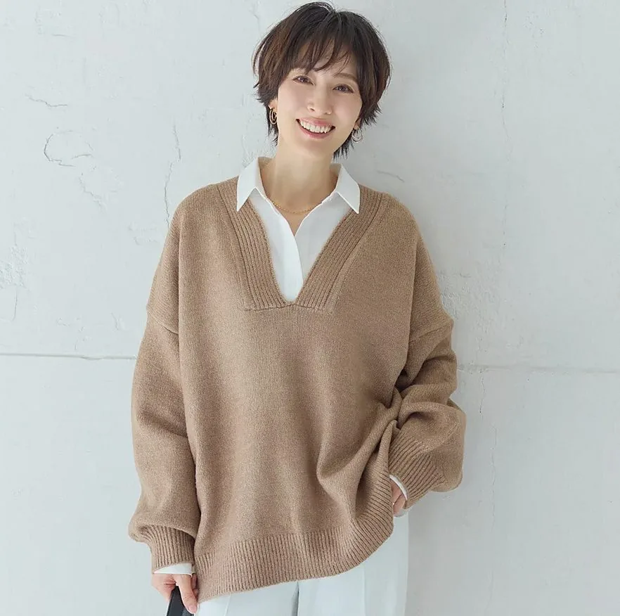 ニットが重たく見えるのは卒業！深めキーネックで冬の重ね着を軽やかに